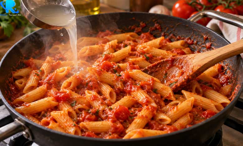 طرز تهیه پاستا ساده بدون مرغ و قارچ مرحله ترکیب سس و پاستا